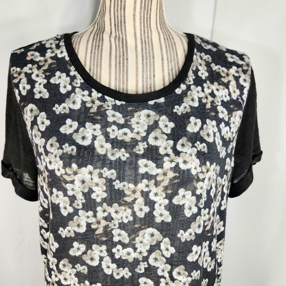 Basic Editions NWOT Black Grey Multi Floral Front Cuffed Short Sleeve Top Large - Picture 2 of 8